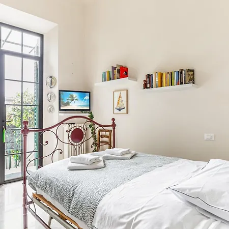Bright With Private Garden And Balcony