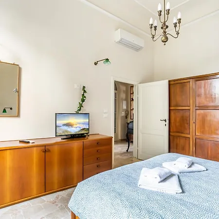 Bright With Private Garden And Balcony *