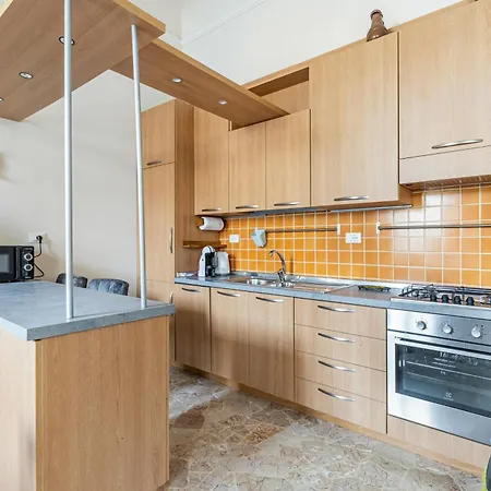 Bright With Private Garden And Balcony Florencja