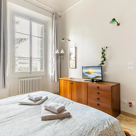 Bright With Private Garden And Balcony Florencia